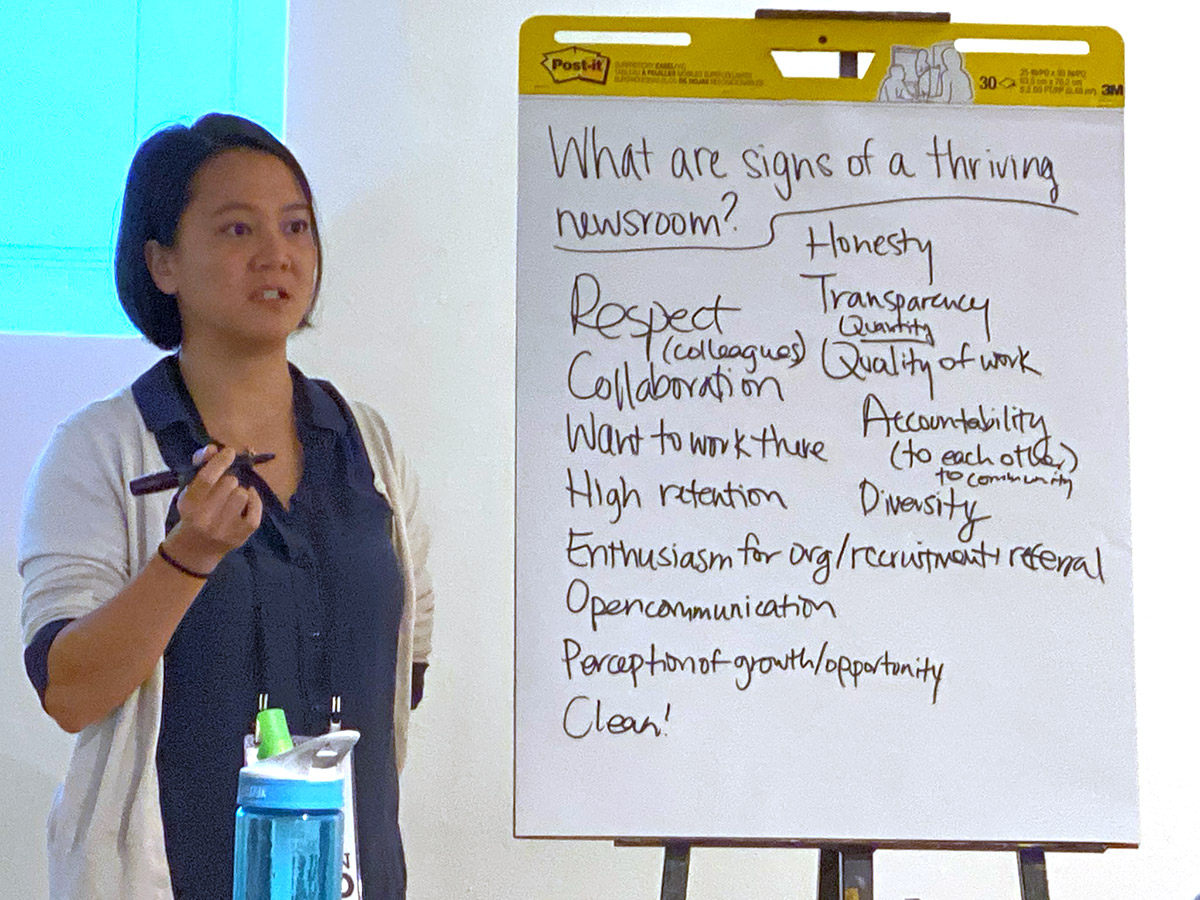 Bettina Chang talks with participants during a session at SRCCON:LEAD.